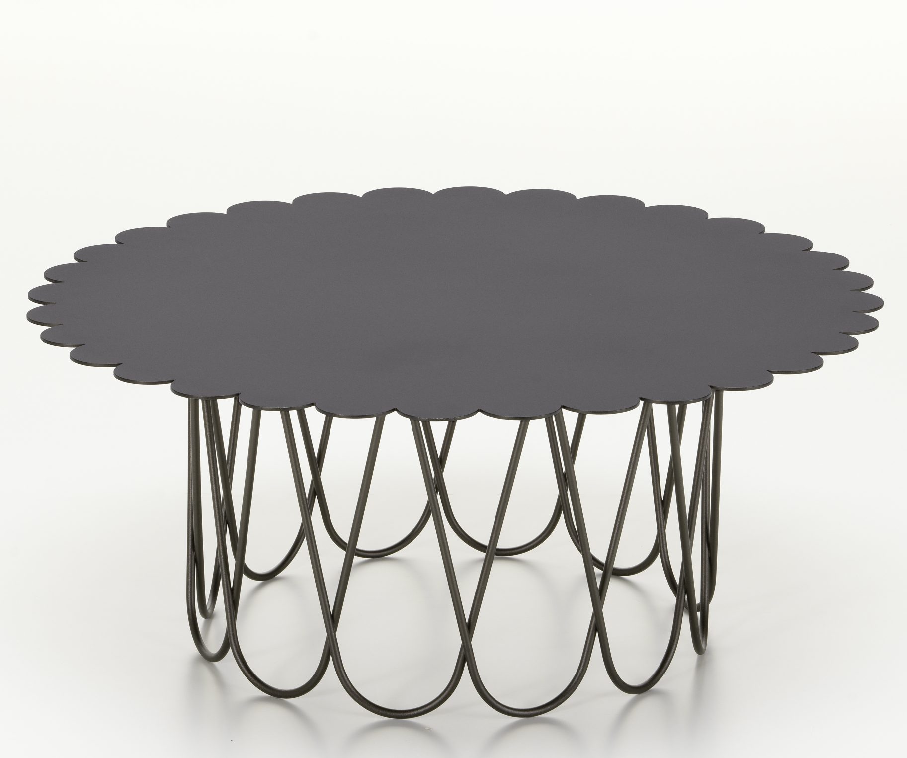 Schwarzer Flower Table von Vitra: Moderner Beistelltisch mit blütenförmiger Tischplatte und filigranem Metallgestell.