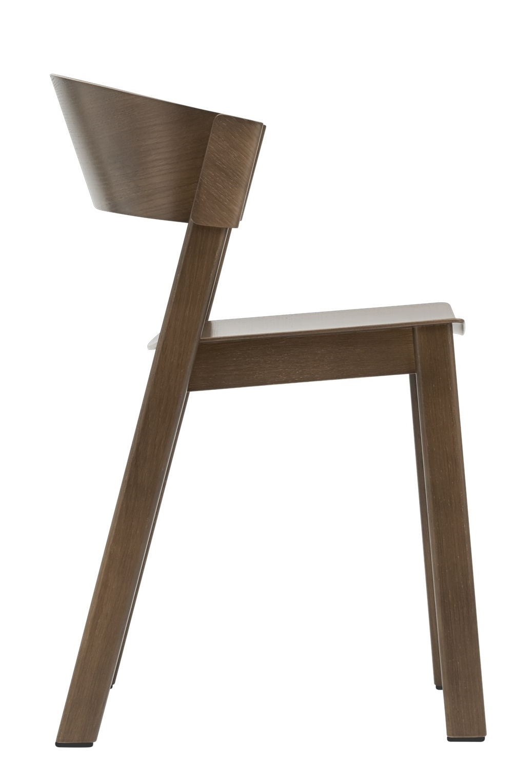 Seitenansicht des Muuto Cover Stuhls aus geöltem Eichenholz, ein moderner Holzstuhl für Esszimmer.
