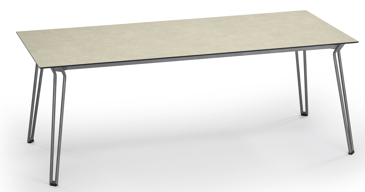 Slope Tisch von Weishäupl, Esstisch für den Außenbereich mit hellbeiger Tischplatte und filigranem, grauem Metallgestell.