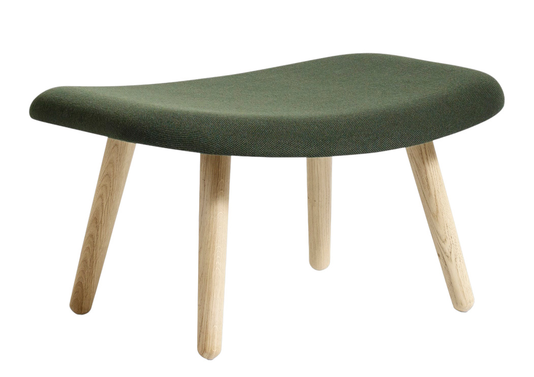 About A Lounge Hocker von Hay, AAL 03, mit grünem Stoffbezug und Holzbeinen.