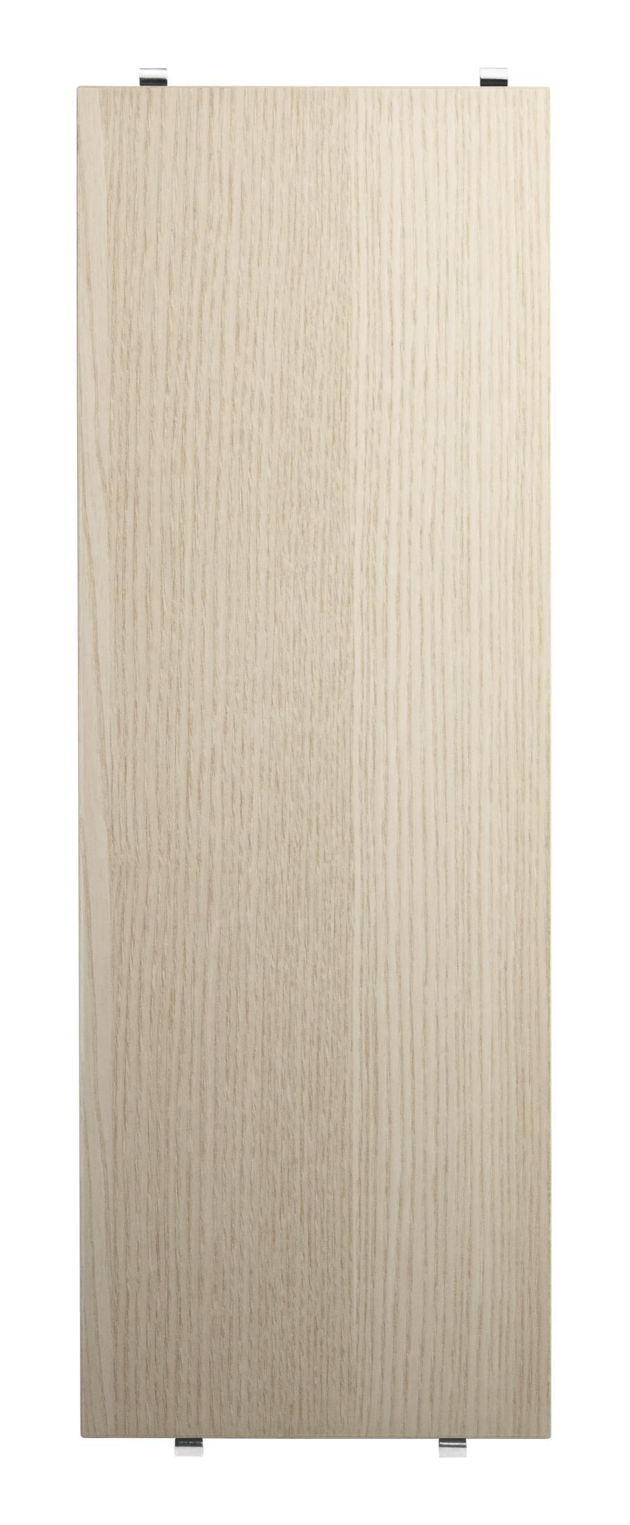 Nahaufnahme eines einzelnen Fachbodens aus Esche für das String Regalsystem, Tiefe 20 cm.