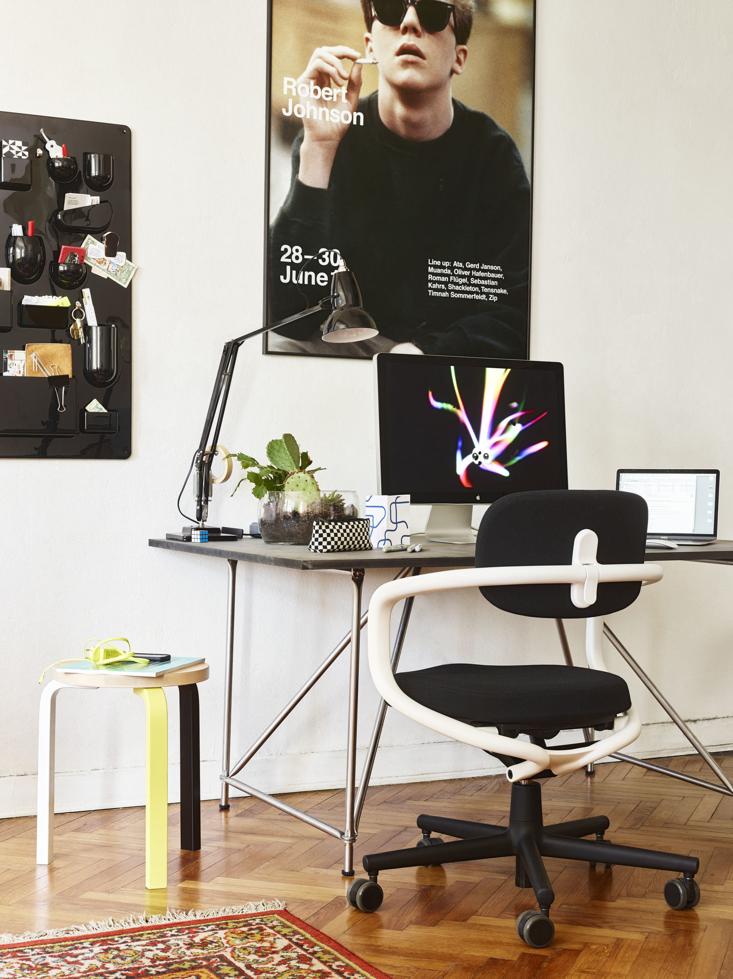 Allstar Bürodrehstuhl SILK MESH NERO von Vitra als Einzelstück im modernen Arbeitszimmer. Ergonomischer Drehstuhl mit Netzrückenlehne.