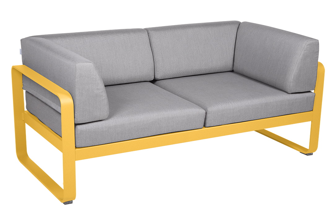 Bellevie Outdoor Sofa von Fermob, 2-Sitzer mit gelbem Rahmen und grauen Polstern für Garten und Terrasse.