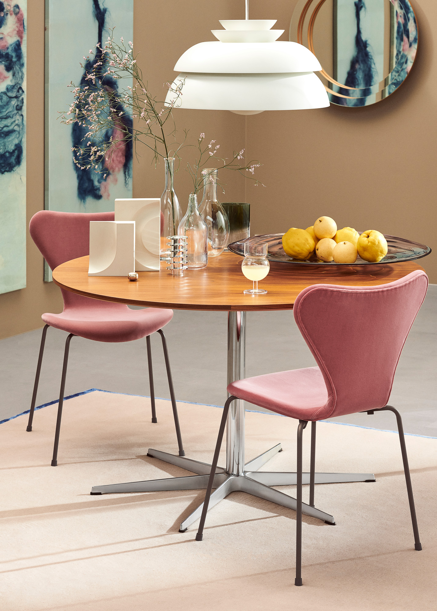 Nahaufnahme von zwei Fritz Hansen Series 7 Stühlen mit Samtbezug in einem Esszimmer.