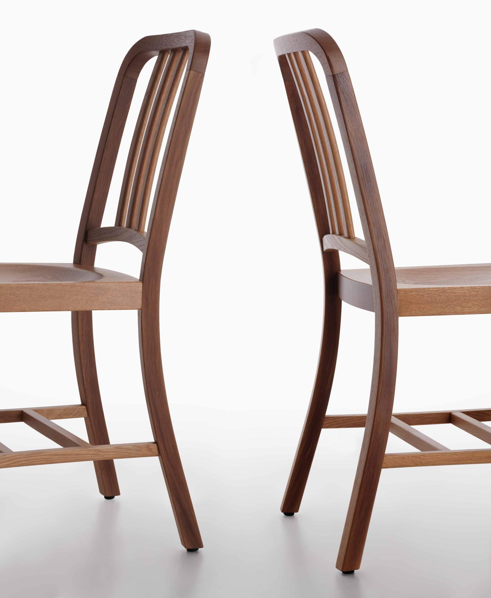 Zwei Navy Wood Chairs aus Walnussholz, moderne Holzstühle für Esszimmer und Wohnbereich.