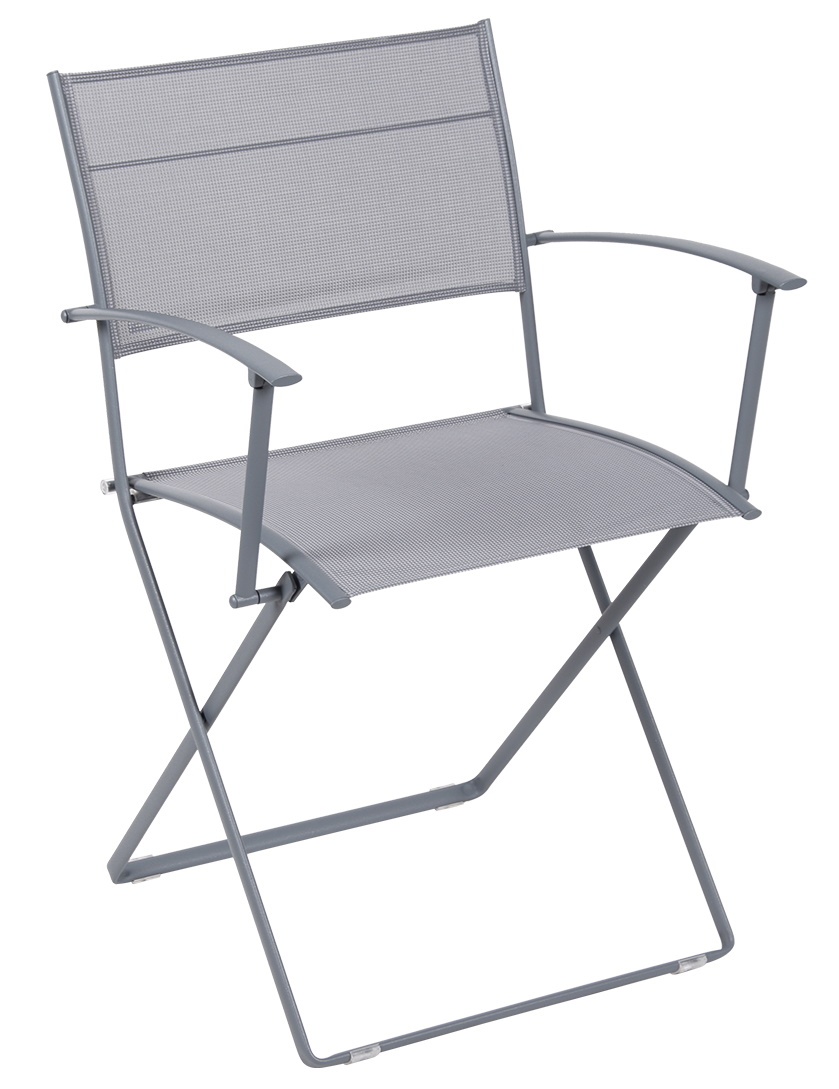 Grauer Plein Air Stuhl von Fermob für den Außenbereich, Metallstuhl mit Armlehnen und klappbarem Gestell.