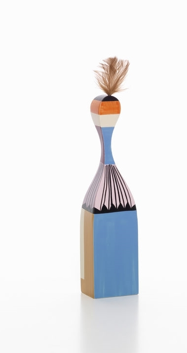 Vitra Wooden Doll Holzfigur, dekorative Holzpuppe mit Feder auf weißem Hintergrund.
