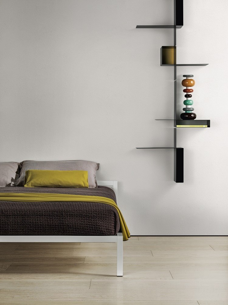 Weißes Aluminium Bett mit lackiertem Rahmen und brauner Tagesdecke. Modernes Schlafzimmer Design.