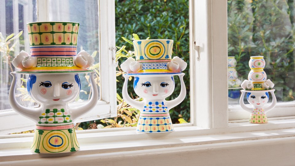 Kerzenständer "Lady with Hat" von Bjorn Wiinblad, dekorative Frauenfiguren mit bunten Hüten auf einer Fensterbank.
