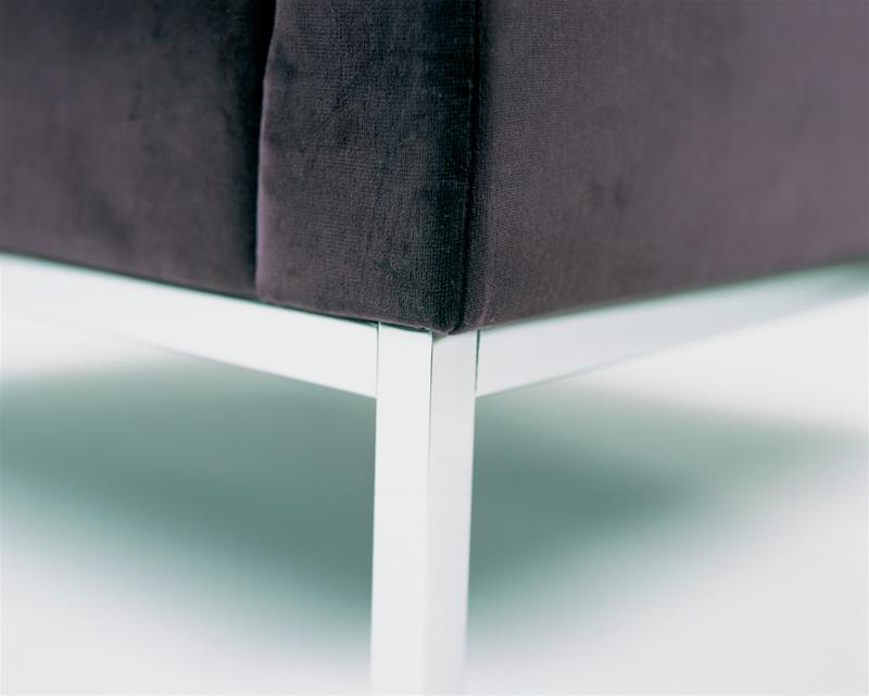 Detailaufnahme des Florence RELAX Sessels von Knoll International: Dunkelgrauer Stoffbezug und verchromtes Stahlgestell.