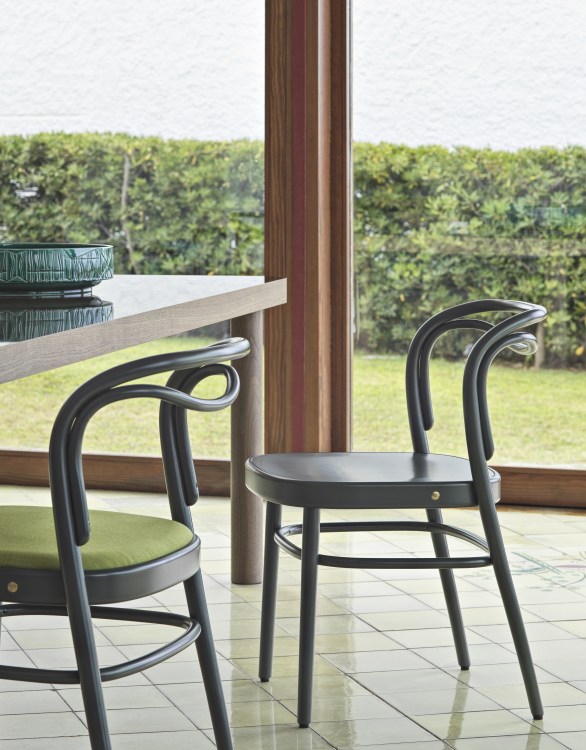 Beaulieu Stuhl von Wiener GTV Design mit gebogenem Holz, grüner Sitzfläche und modernem Design.