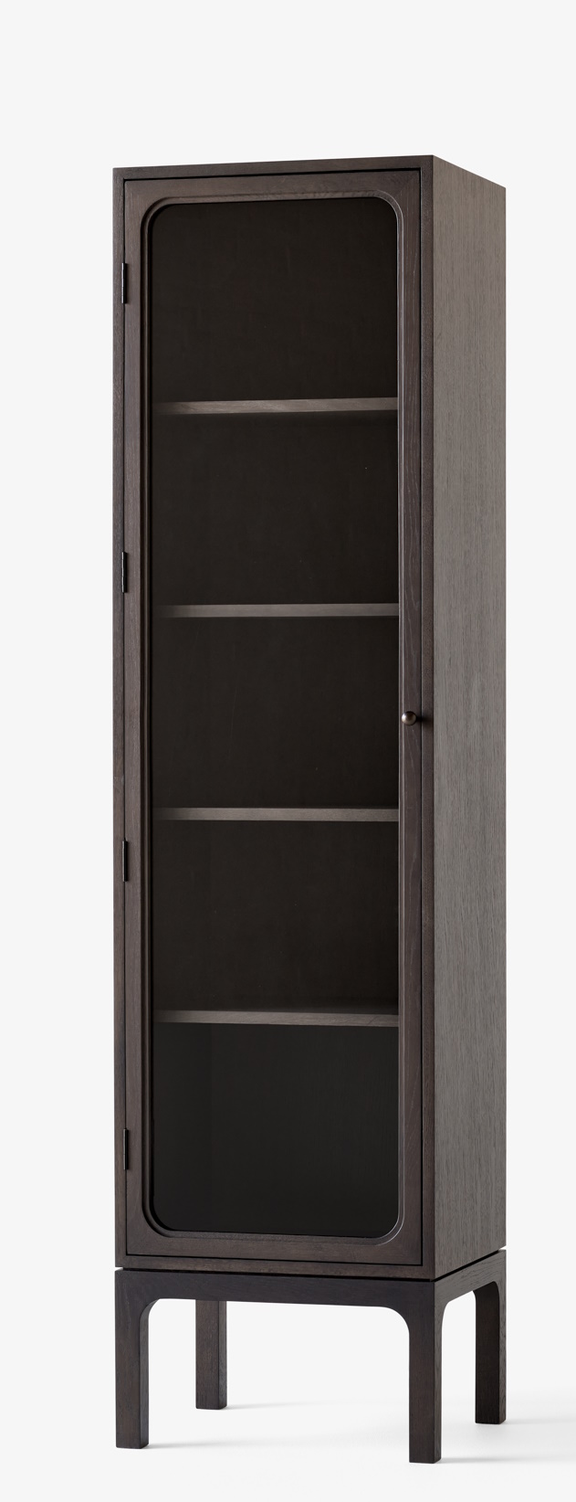 AndTradition Trace SC87 Vitrine aus dunklem Holz mit Glastür und Regalböden.