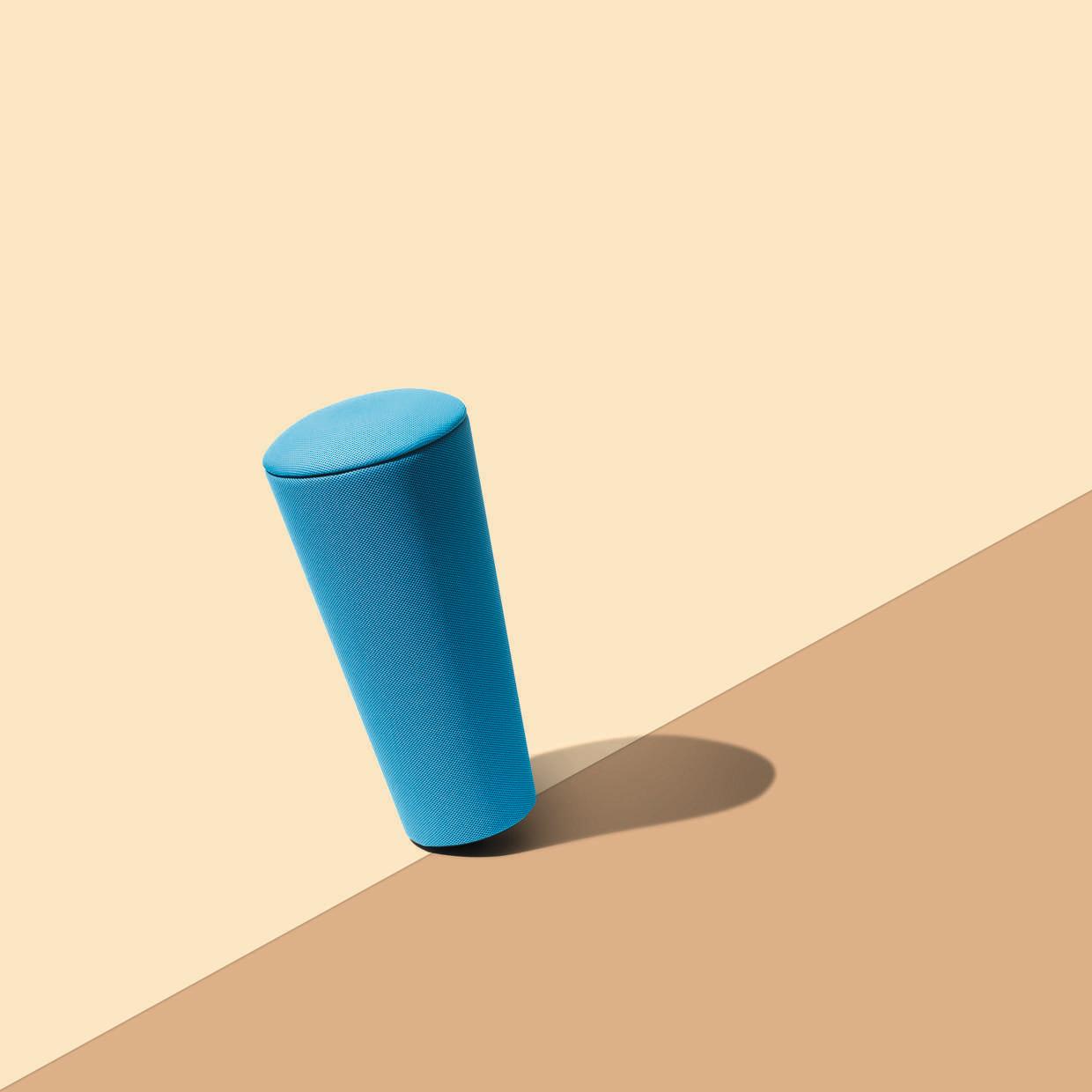 Blauer Wilkhahn Stand-Up Sitzhocker für ergonomisches Sitzen und Stehen im Büro.