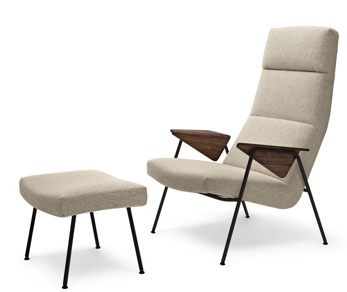 Beiger Walter Knoll Votteler Sessel 367/368 mit Fußhocker, Holzarmlehnen und schwarzem Metallgestell.