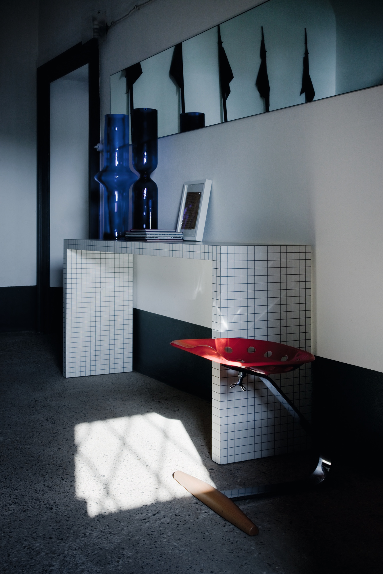 Roter Mezzadro Hocker von Zanotta, ein Designklassiker mit Traktorsitz, im modernen Interieur.