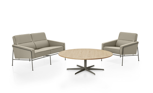 Fritz Hansen Sessel Serie 3300 und Sofa mit passendem Holztisch auf weißem Hintergrund.