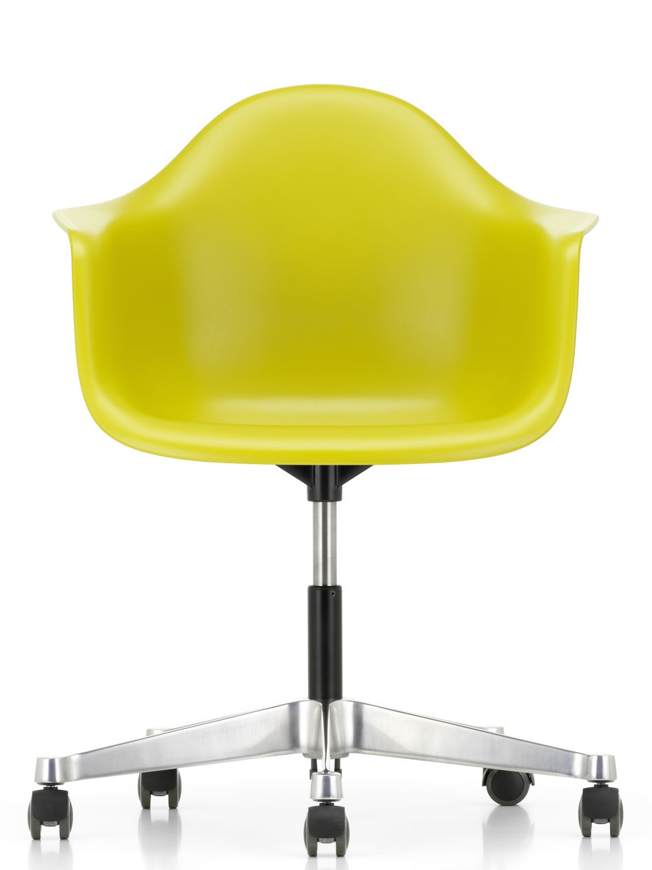 Gelber Eames Plastic Arm Chair PACC von Vitra mit Rollenfuß, Frontansicht, Bürostuhl.