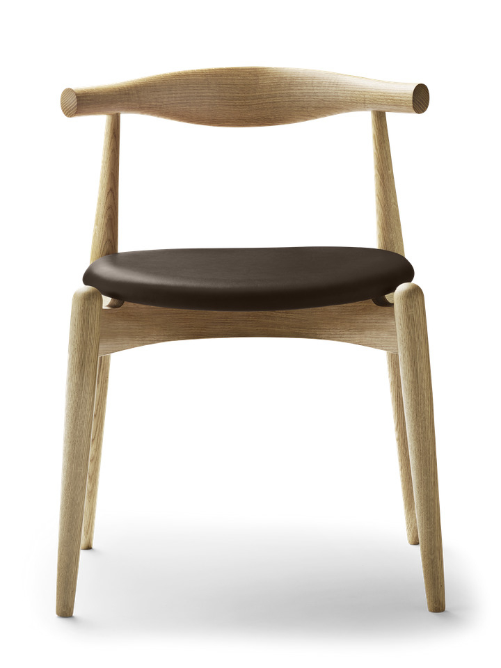 CH20 Elbow Stuhl mit Eichengestell und braunem Lederbezug, Designklassiker von Carl Hansen.