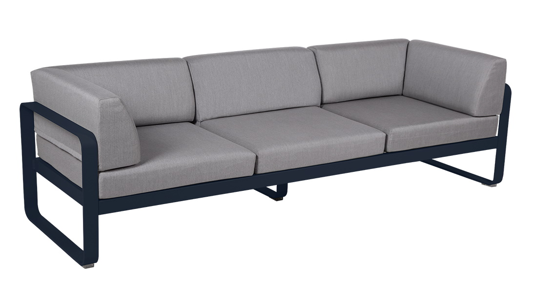 Bellevie Outdoor Sofa von Fermob, 3-Sitzer, graue Polster und dunkelblaues Gestell, moderne Gartenmöbel für Terrasse.