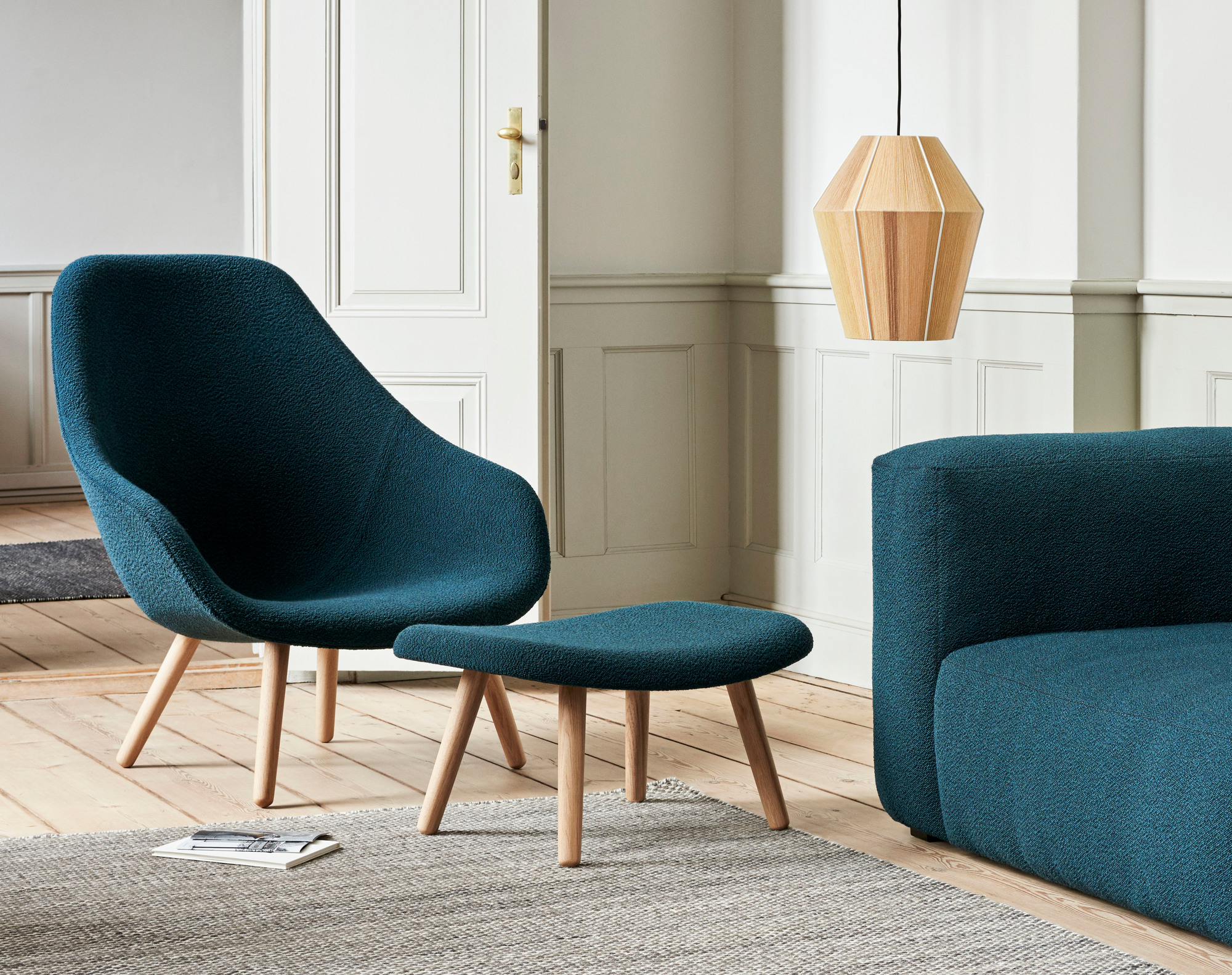 Blauer About a Lounge Sessel (AAL 92) von Hay mit Hocker und Holzboden.