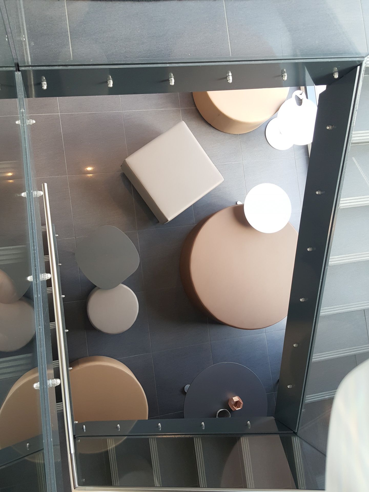 Draufsicht auf verschiedene Bejot Sitzmöbel, darunter der point POP 1200 Pouf Sitzhocker, quadratisch und rund.