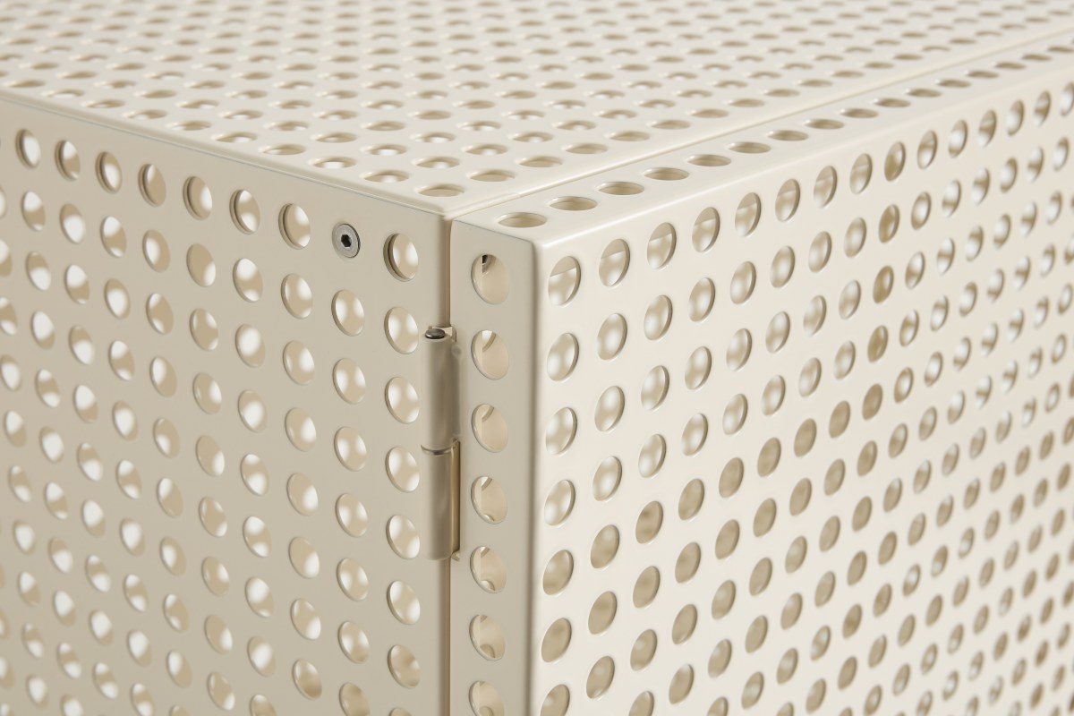 Detailaufnahme des beigen Hay Perforated Cabinet Sideboards mit Lochmuster und Scharnier.