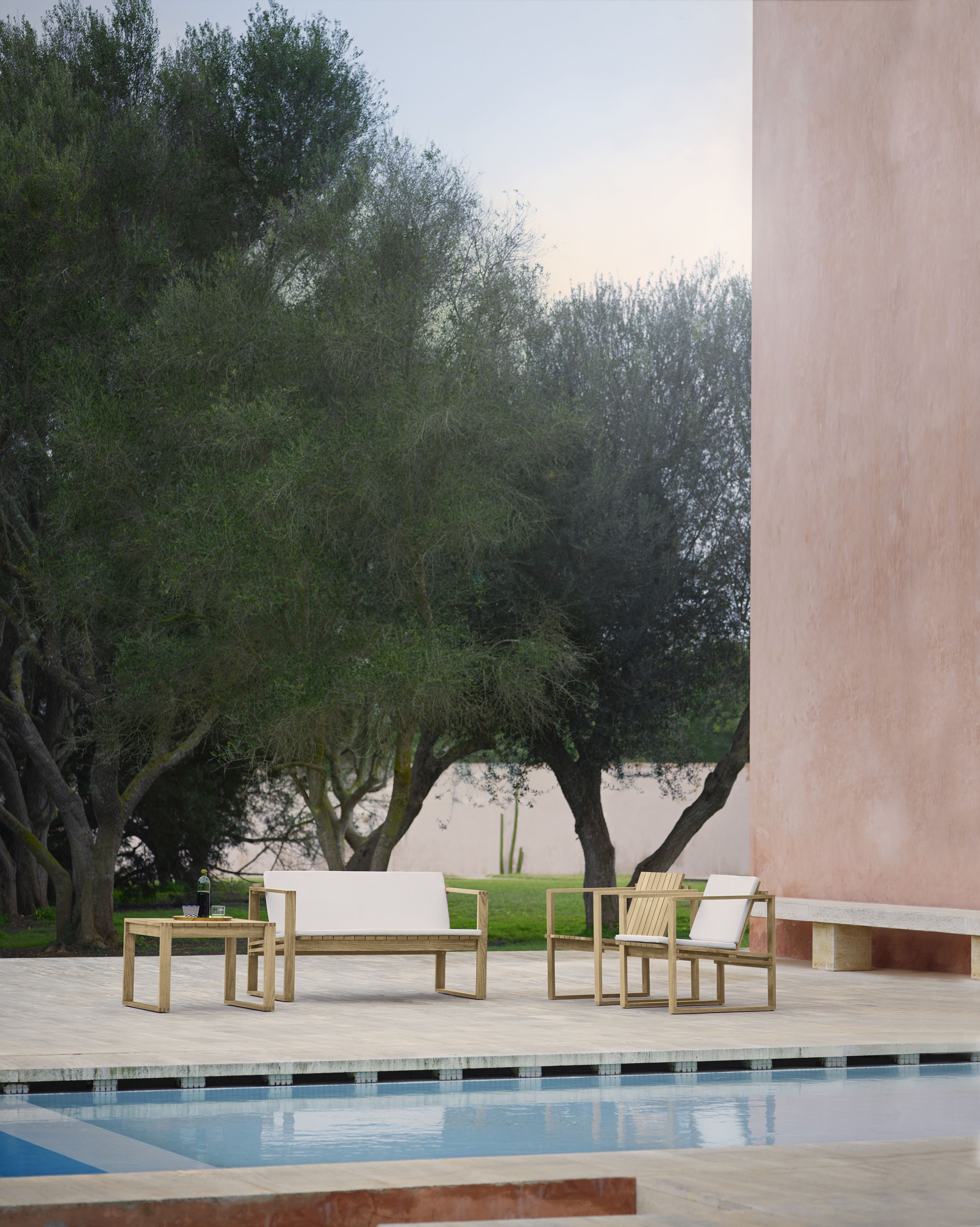 Bodil Kjaer Sessel und Bank von Carl Hansen & Søn im Garten am Pool.