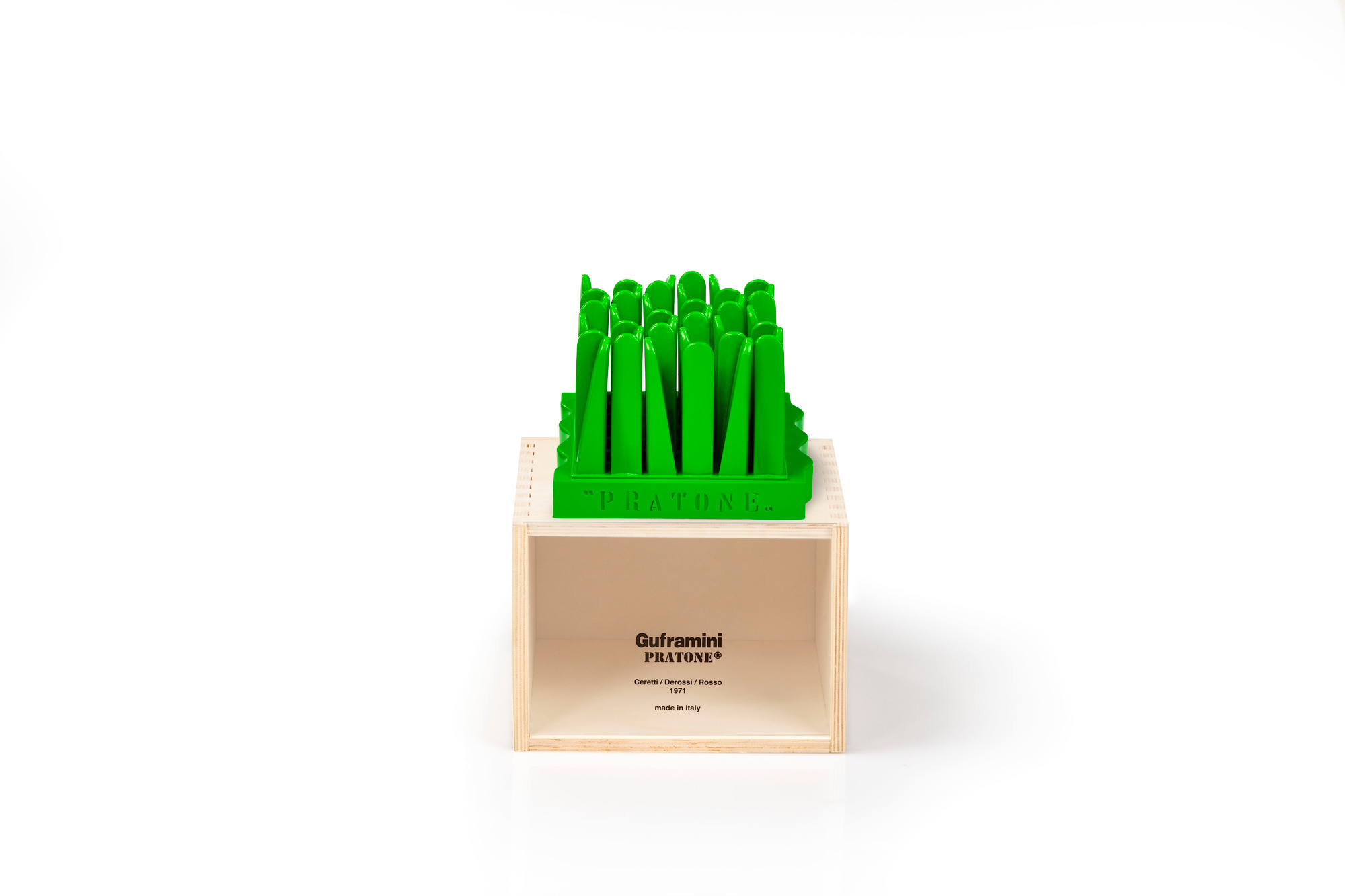Guframini Pratone Miniatur: Detailaufnahme des grünen Designobjekts in einer Holzkiste, ikonisches Sammlerstück.
