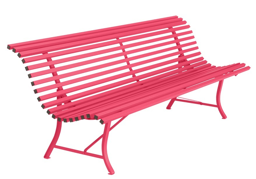 Louisiane Gartenbank von Fermob in Pink: Outdoor-Bank aus Metall mit Lattenrost und geschwungenen Beinen.