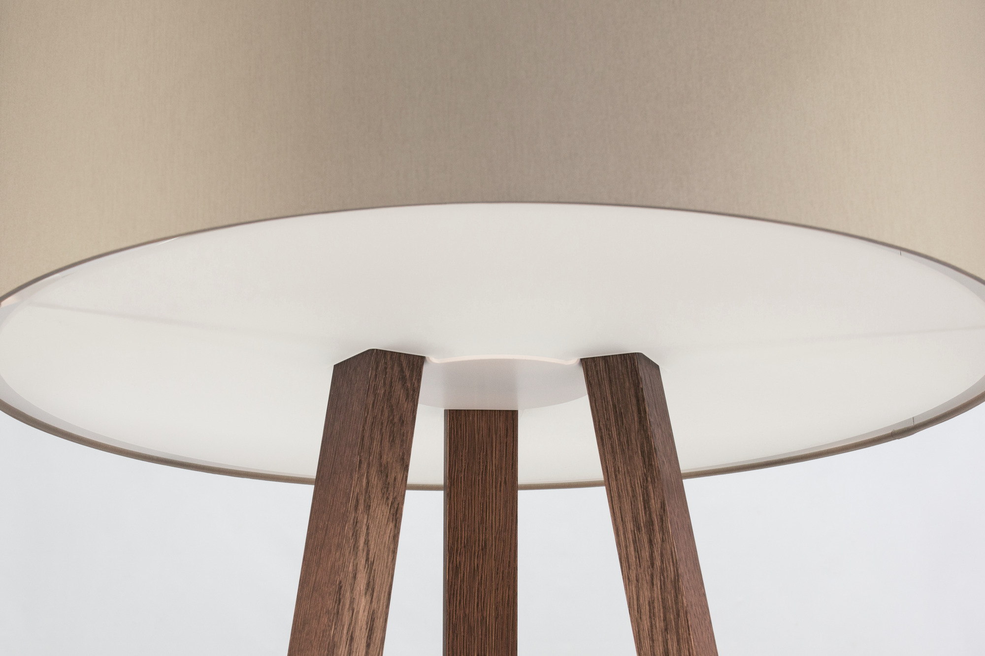 Detailaufnahme der Maigrau Luca Stand Stehleuchte mit Holzfuß und beigem Lampenschirm, moderne Wohnzimmerlampe.