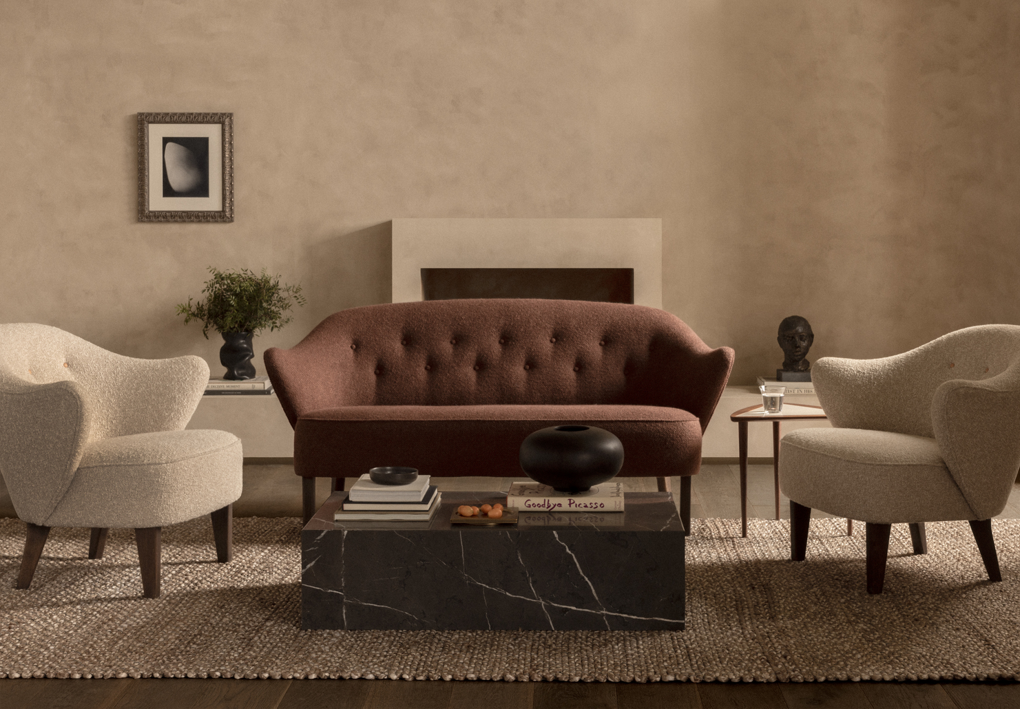 Wohnzimmer-Szene mit zwei beigen Ingeborg Sesseln und einem braunen Sofa von Audo Copenhagen.