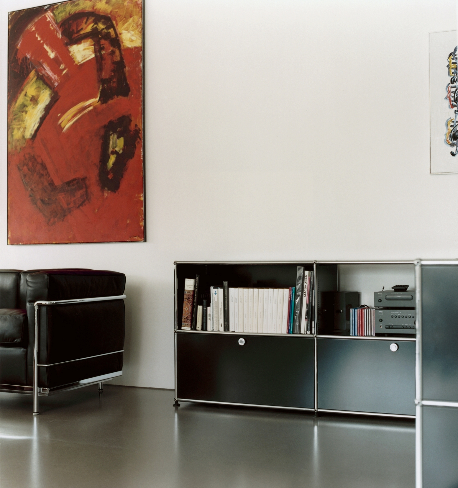 Nahaufnahme eines schwarzen USM Haller Sideboards mit zwei Klappen in einem modernen Wohnzimmer.