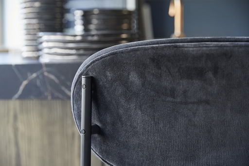 Detailaufnahme des Series 430 Barhockers von Verpan, Bezug aus grauem Samt und schwarzem Metallgestell.
