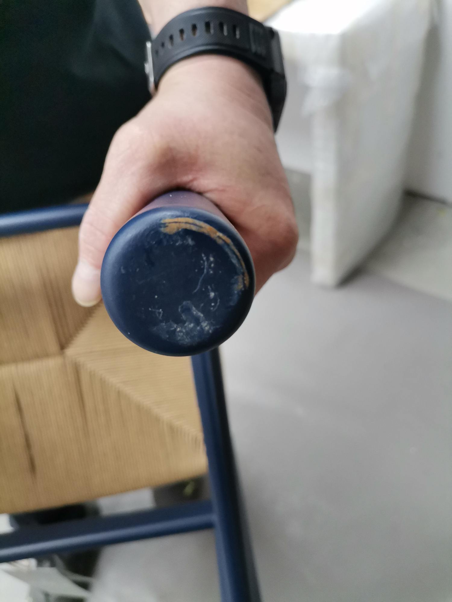 Detailaufnahme eines blauen CH53 Hockerbeins mit Mängeln, gehalten von einer Hand, Mängelexemplar.