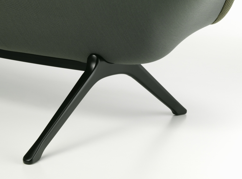 Detailaufnahme des Abalon Sofas von Vitra, Fokus auf die eleganten, schwarzen Holzbeine.