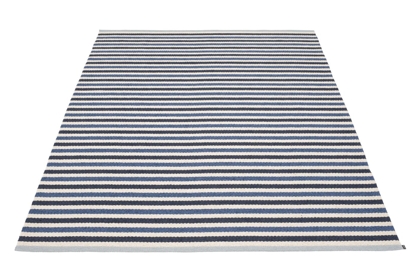 Teo Teppich 230x320cm Denim Pappelina: Gestreifter Teppich in Blau- und Weißtönen für Wohnzimmer und Schlafzimmer.