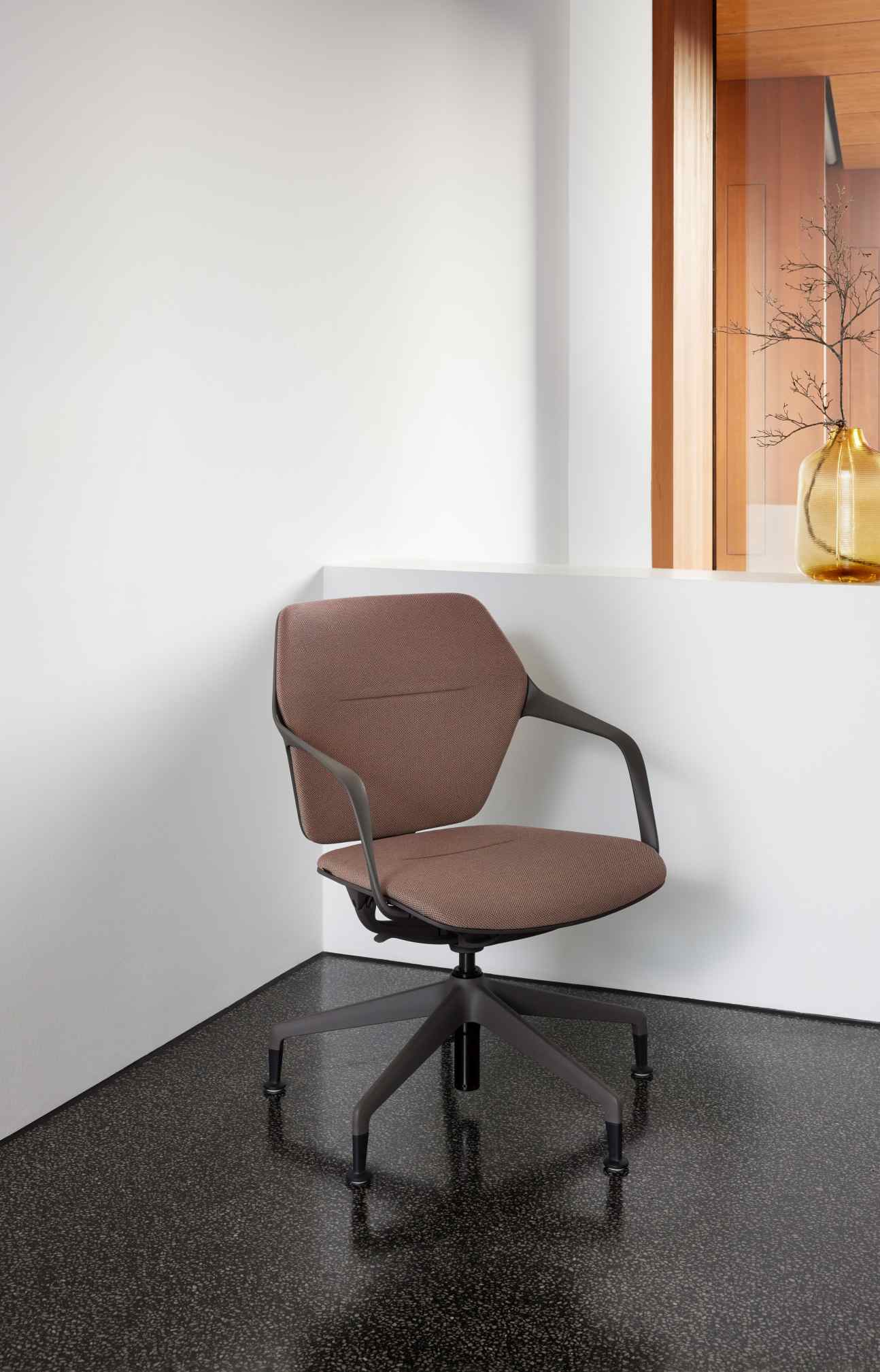 Ray Work Bürodrehstuhl von Brunner, brauner ergonomischer Drehstuhl mit Armlehnen für das Büro.
