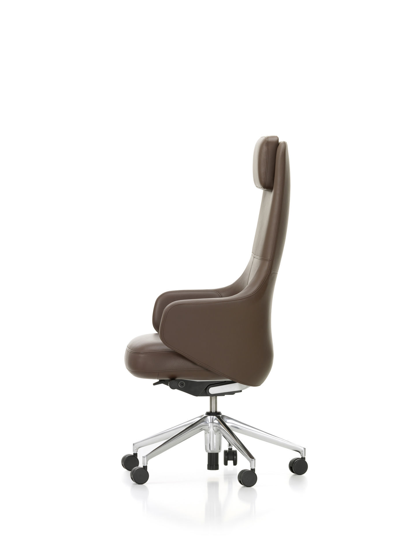 Brauner Vitra Grand Executive Highback Bürostuhl mit hoher Rückenlehne und Chromfußkreuz, Seitenansicht.