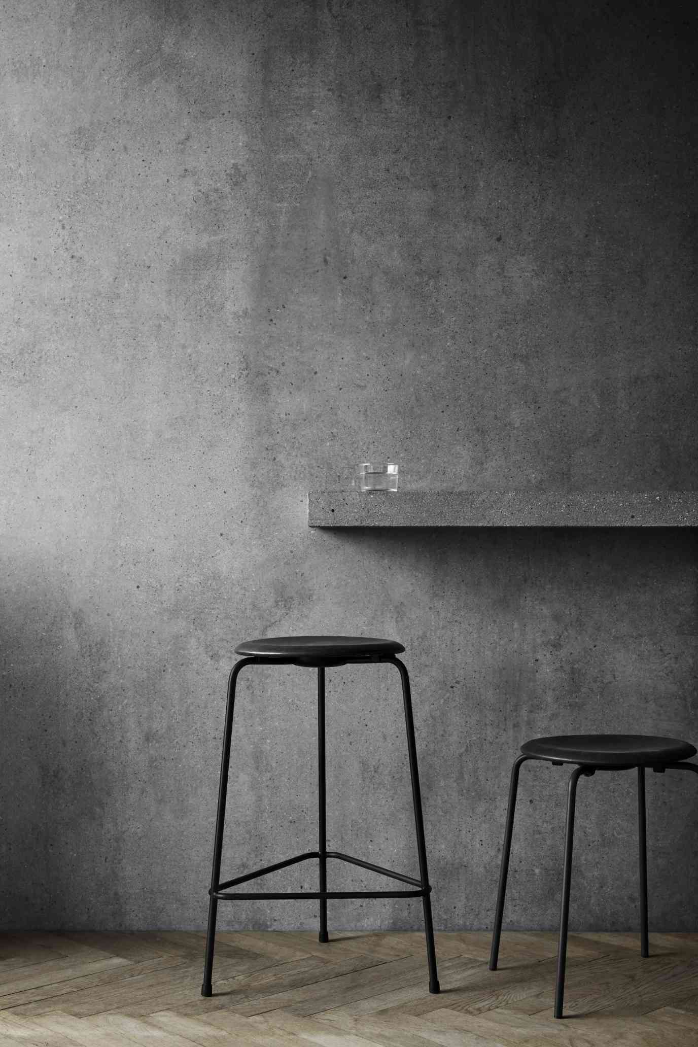 Dot Hocker von Fritz Hansen mit Chromgestell und Walnusssitz, moderner Barhocker für Küche oder Bar.