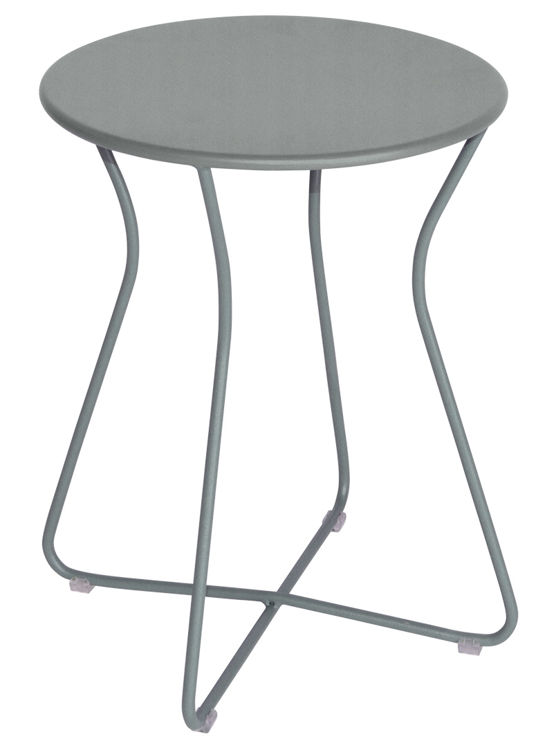 Grauer Cocotte Hocker von Fermob für den Außenbereich, runder Sitz und filigranes Metallgestell.