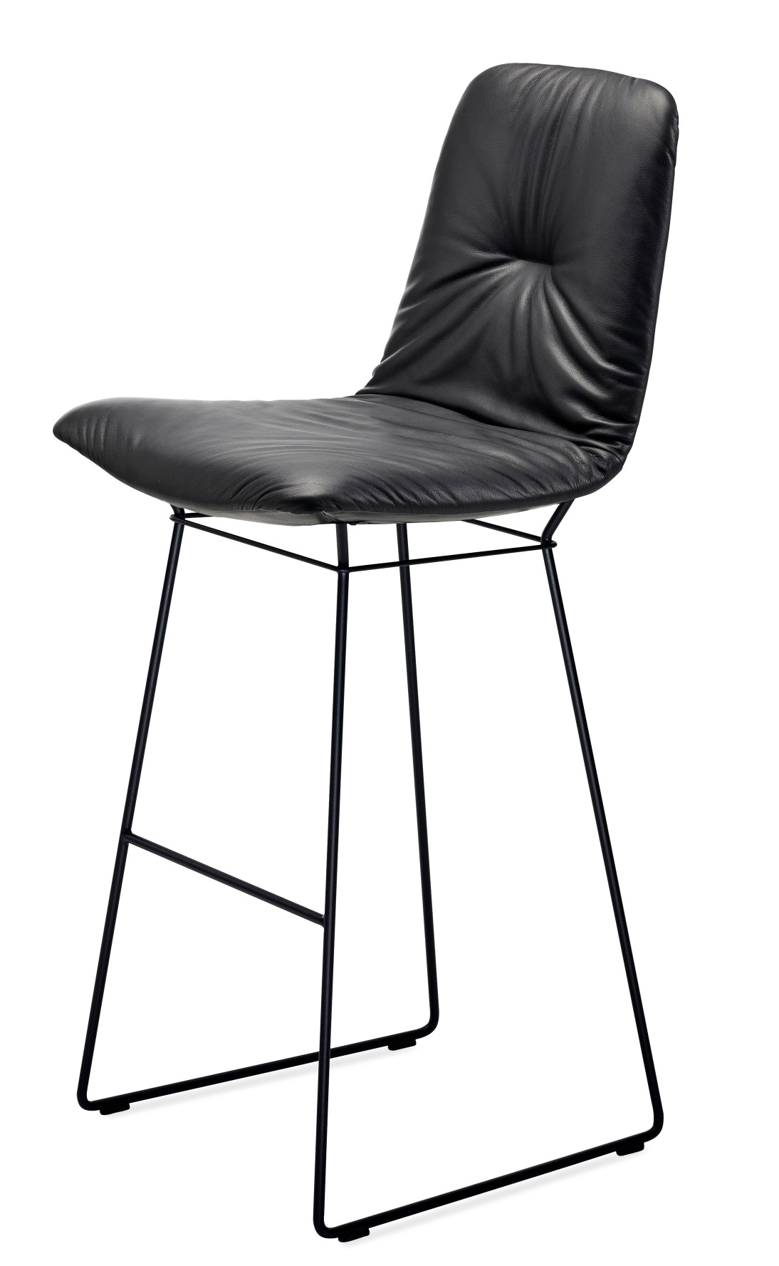 Schwarzer Leya Bar Chair Barhocker mit Lederbezug und filigranem Metallgestell vor weißem Hintergrund.