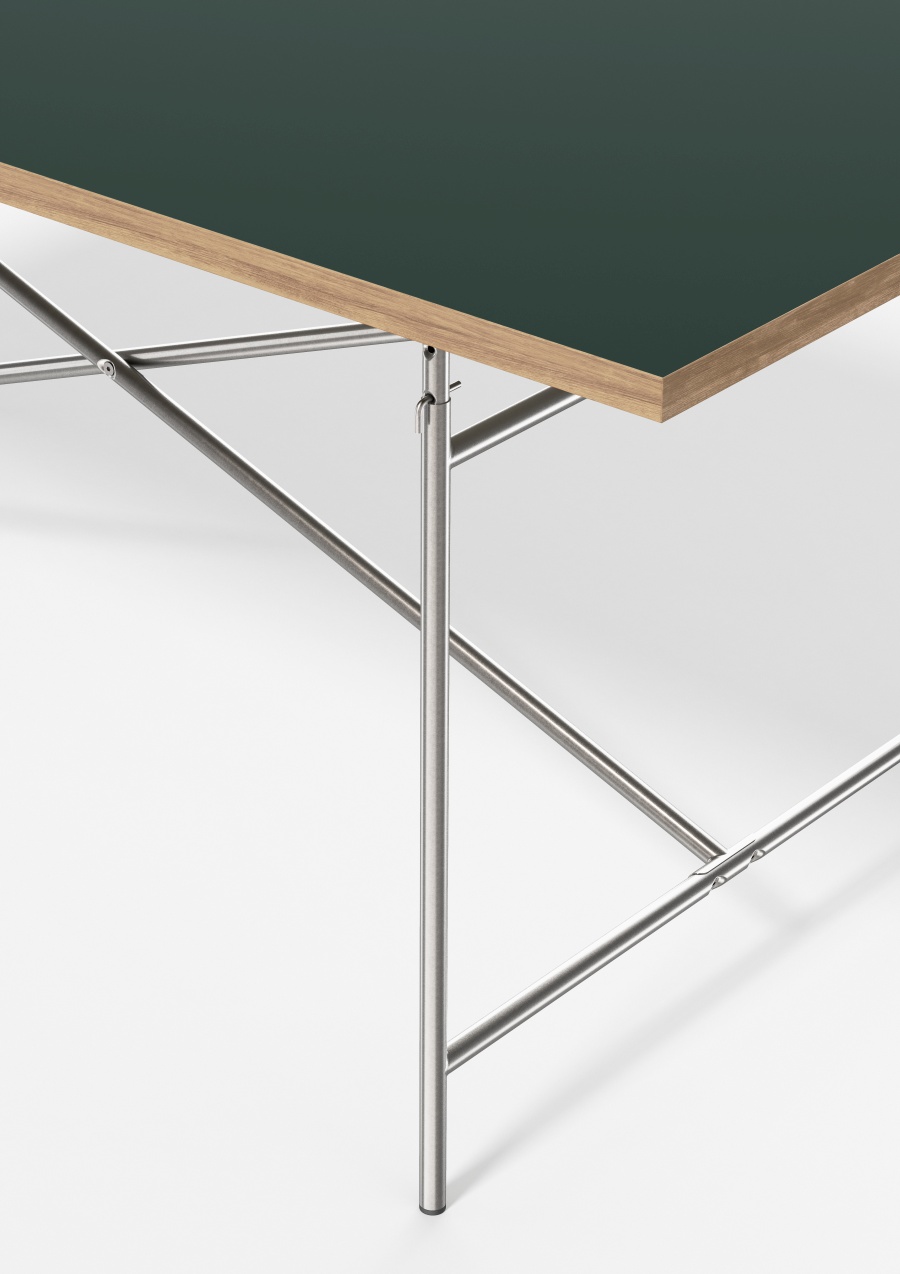 Detailansicht des Eiermann Tischgestells mit grüner Tischplatte und filigranem Stahlrohr Design.