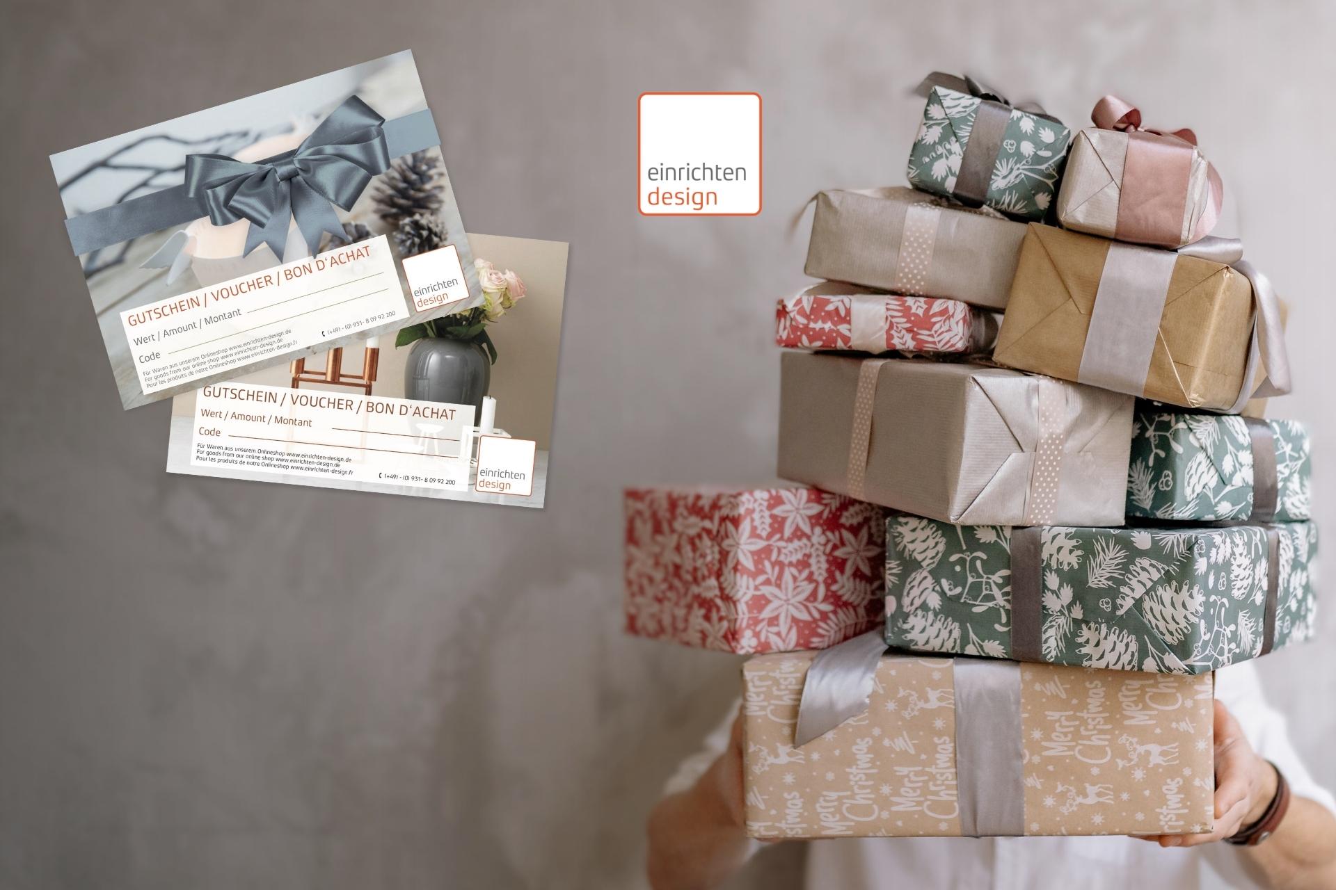Geschenkgutscheine für Wohndesign-Produkte und ein Stapel liebevoll verpackter Weihnachtsgeschenke von einrichten-design.de. Perfekt als Geschenkidee!