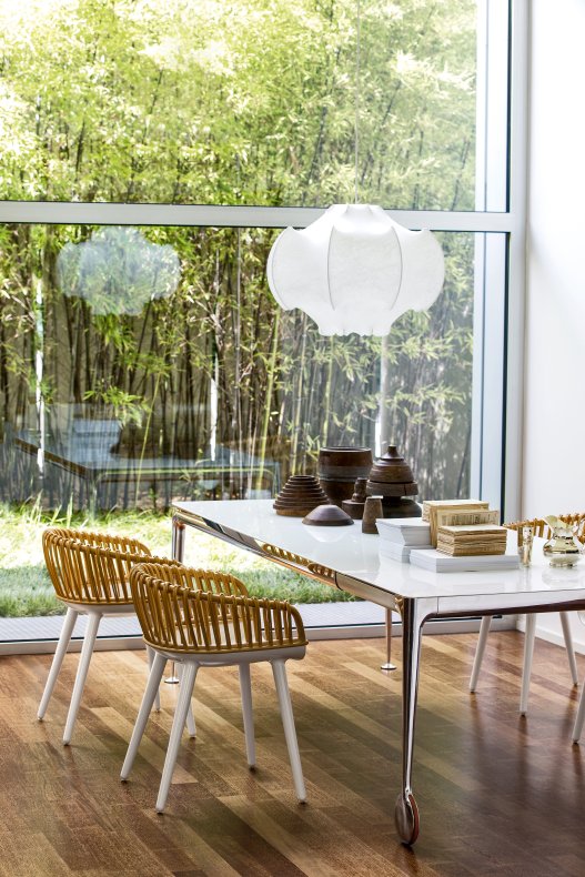 Eleganter Big Will Table Tisch von Magis mit Rollen und Stühlen in modernem Esszimmer.