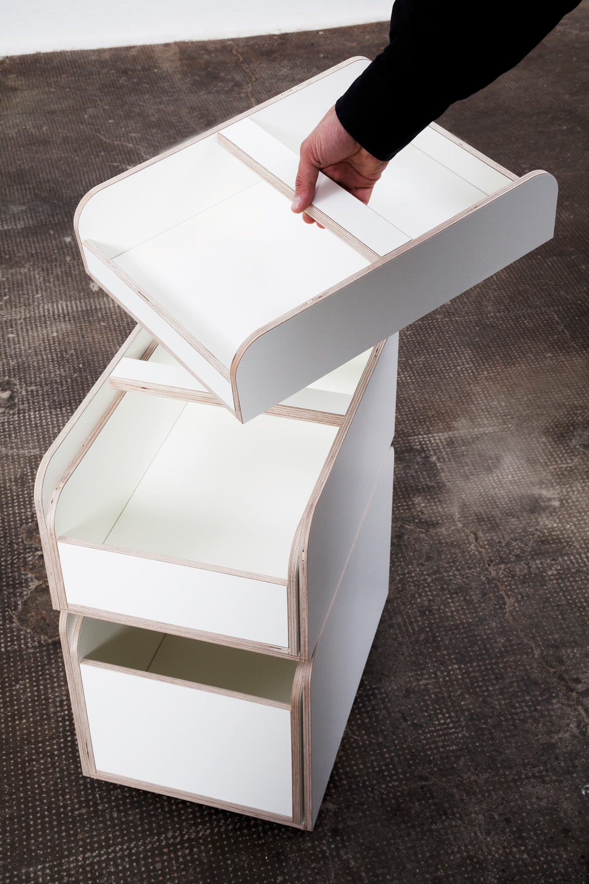 Growing Table Container: Stapelbarer Kindertisch Container mit Schubladen in Weiß und Holzoptik.