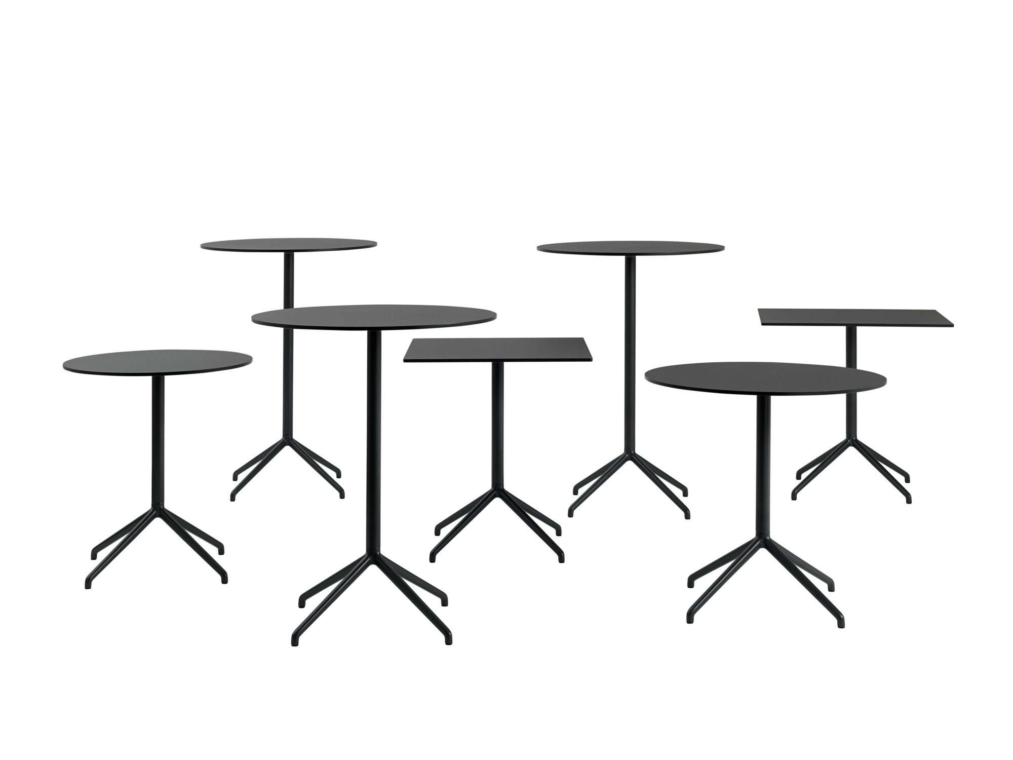 Schwarze Still Cafe Table Beistelltische von Muuto mit runden, ovalen und quadratischen Tischplatten und Dreibein-Gestell.