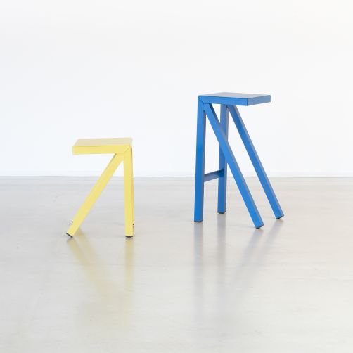 Zwei Bureaurama Hocker von Magis, einer gelb und einer blau, minimalistisches Design für Büro und Bar.