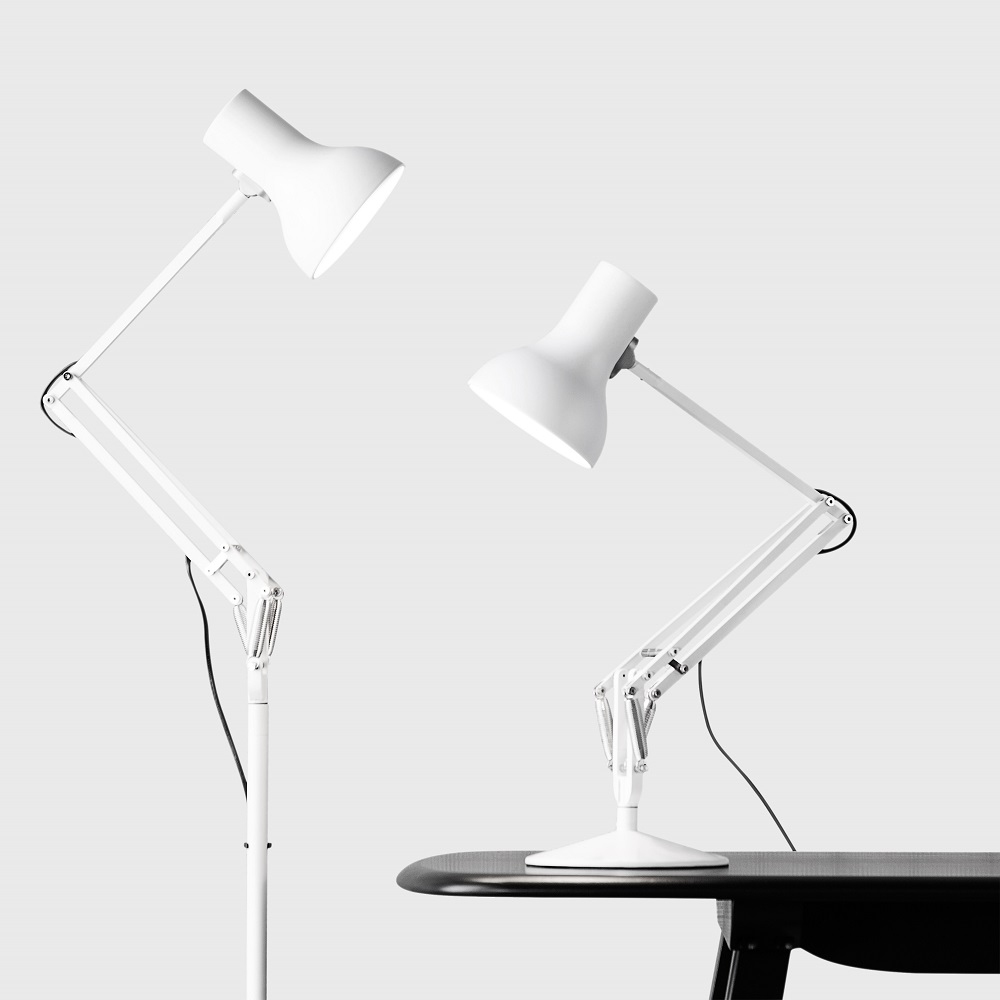 Zwei weiße Anglepoise Type 75 Mini Tischleuchten, eine auf einem Tisch, minimalistisches Design.