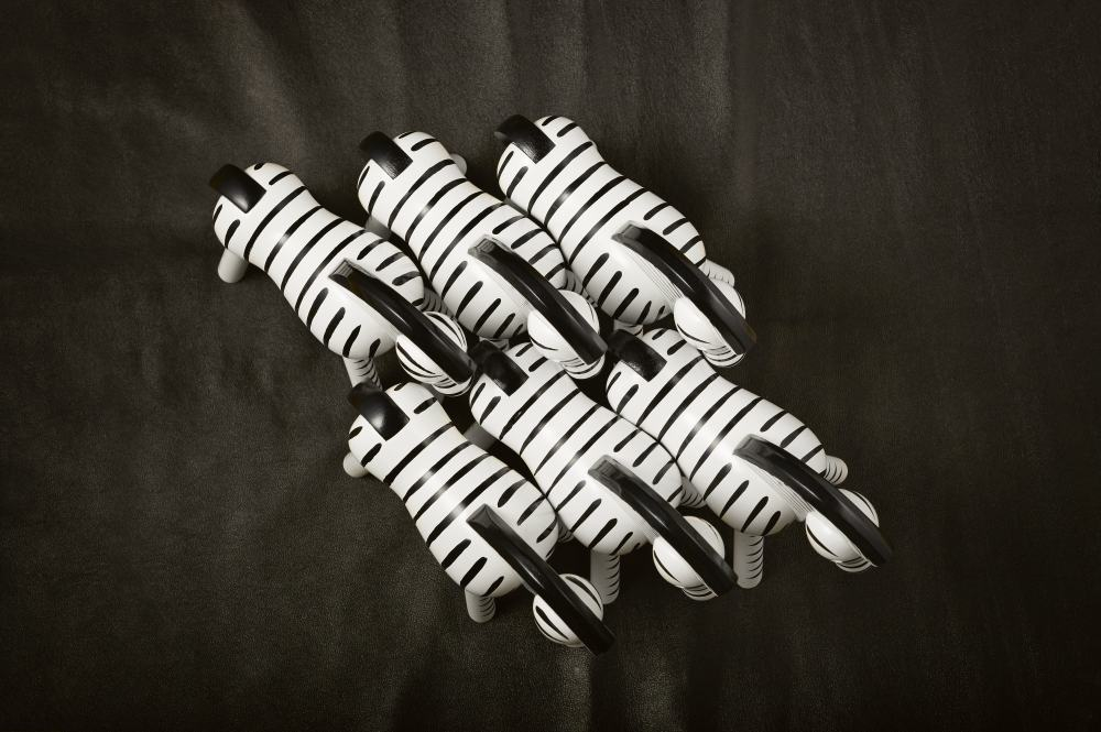 Mehrere Kay Bojesen Zebra Holzfiguren, handgefertigte Dekoration für Kinderzimmer und Sammler, skandinavisches Design.