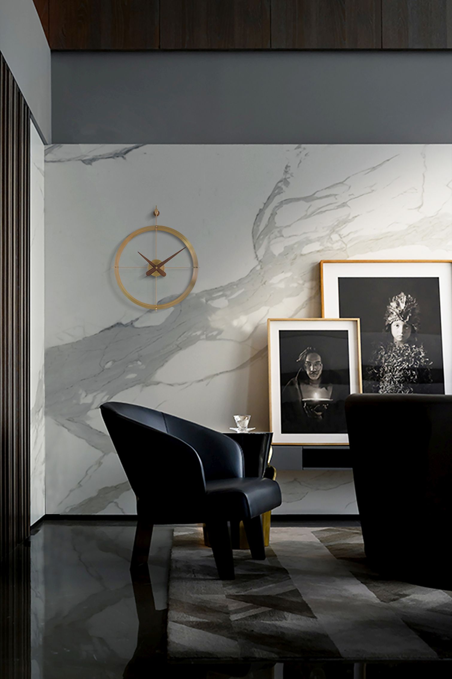 Wohnzimmer mit Nomon Gold Uhr, Design Wanduhr, goldener Rahmen und Holzzeiger.